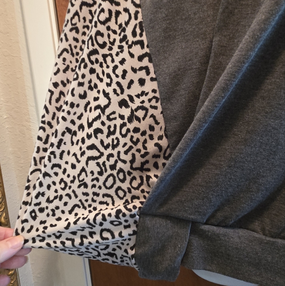 Unbranded NWOT Chic Gray Women's Top with Leopard Print SZxl - Picture 3 of 8
